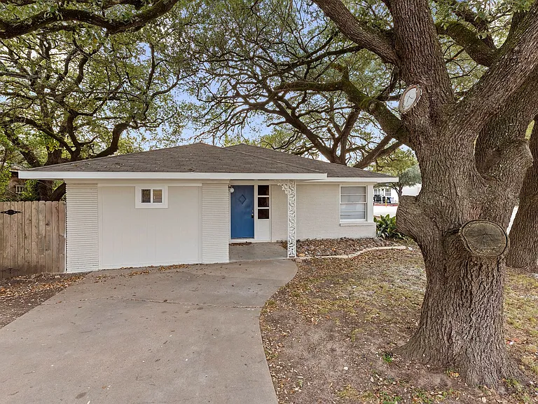 206 George Bush Dr — Photo 3