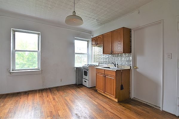 1st image of 127 Columbia St APT 3