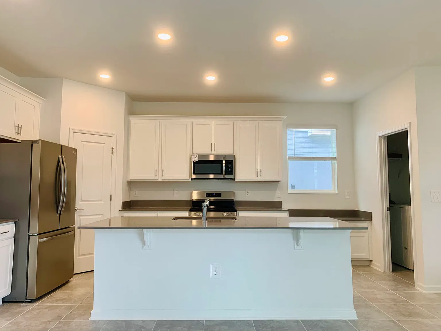 6 bed, 2643 sqft, $2,900 — Photo 2