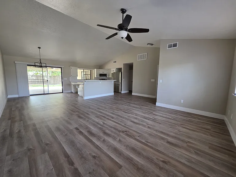 4027 W Tulare Ave — Photo 5