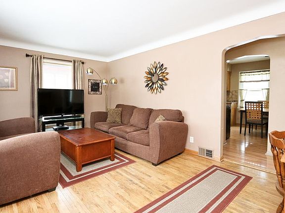 2nd image of 1931 Hyacinth Ave E