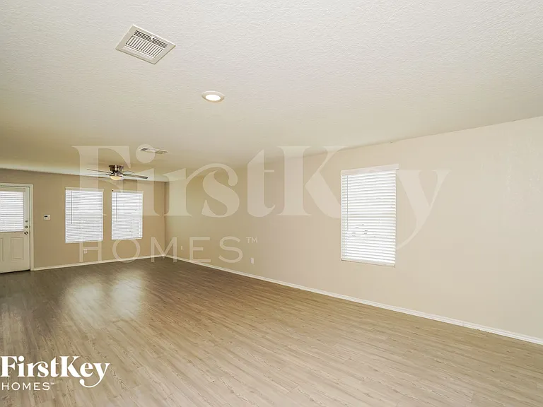 2402 Double Oak Dr — Photo 3