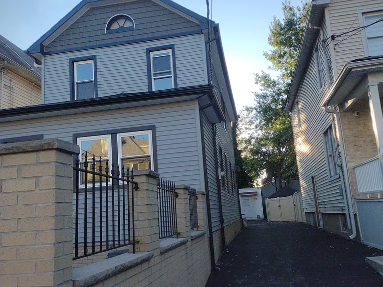Lockman Ave — Photo 4
