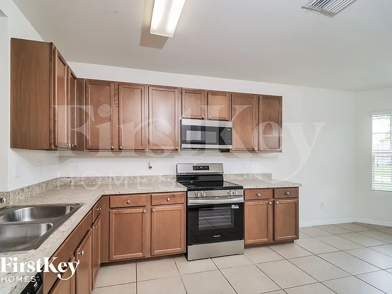 604 SW 6th Ave — Photo 9