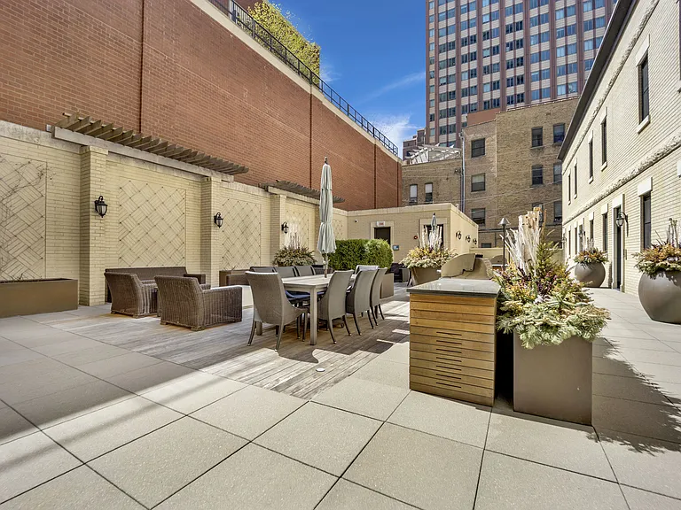 105 W Chestnut St — Photo 13