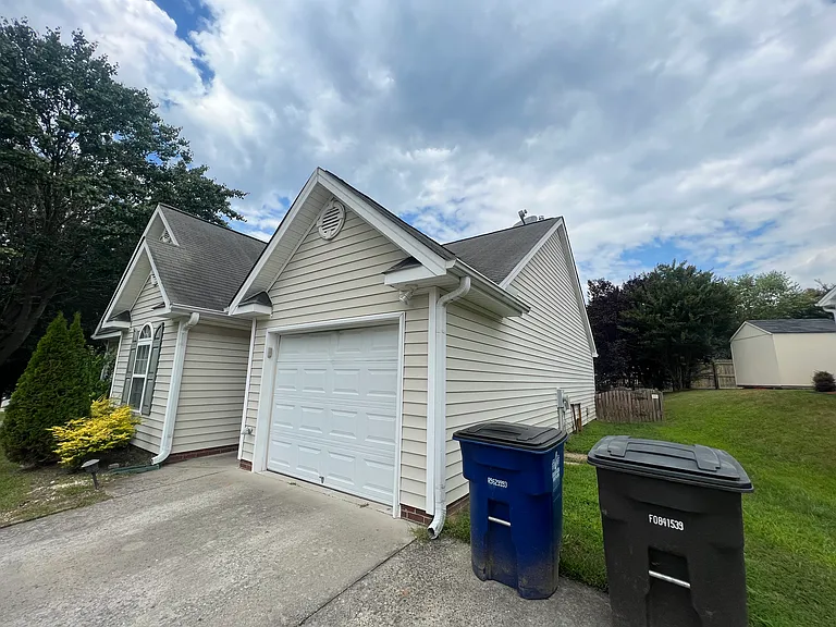 2445 Somerset Place Dr — Photo 2