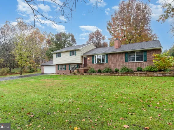 6825 Glatfelters Station Rd, Seven Valleys, PA 17360