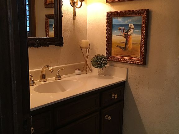 Guest 1/2 Bath (Main Floor)