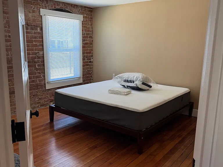 426 E 9th St — Photo 11