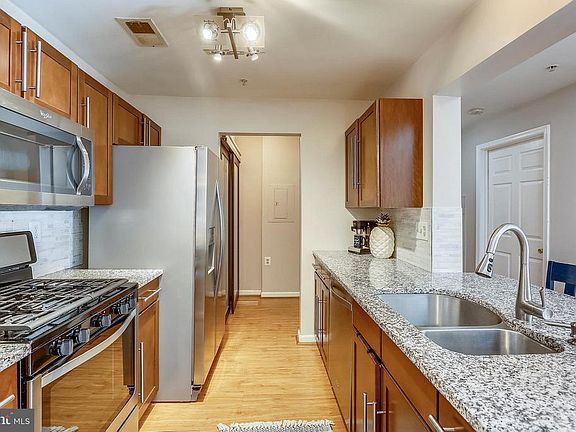 3rd image of 10003 Vanderbilt Cir APT 3-1