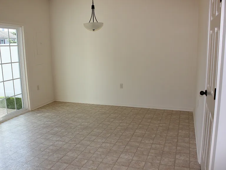 1033 Wellington Dr — Photo 6