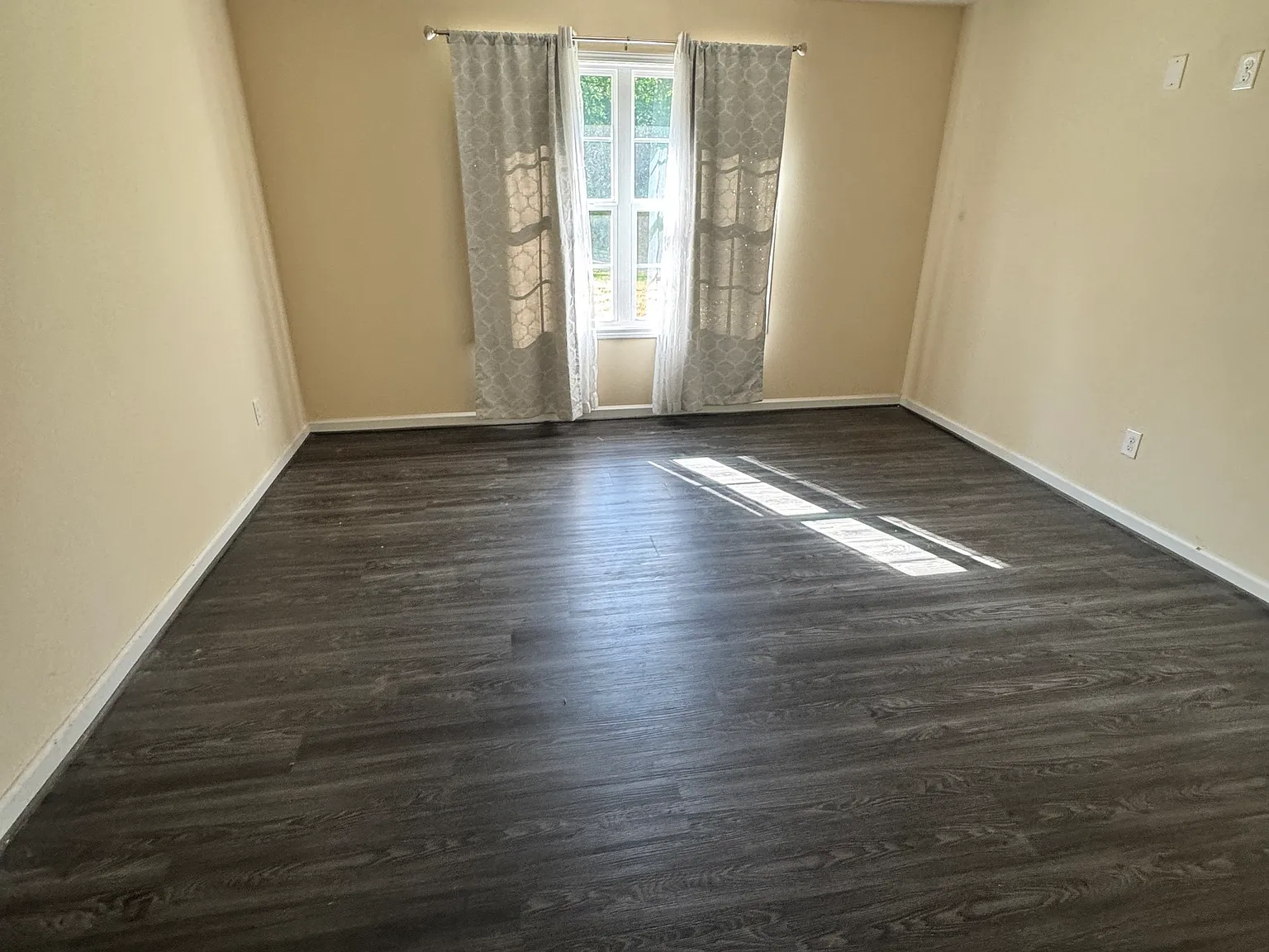 3 bed, 2.0 bath, 1176 sqft, $2,100 — Photo 4