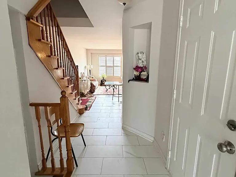 35 E View Green Cres #G — Photo 2