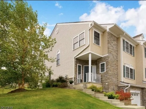 8 Tutbury Ct, Mount Olive Twp., NJ 07828