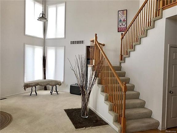 3rd image of 24371 Cavendish Ave W