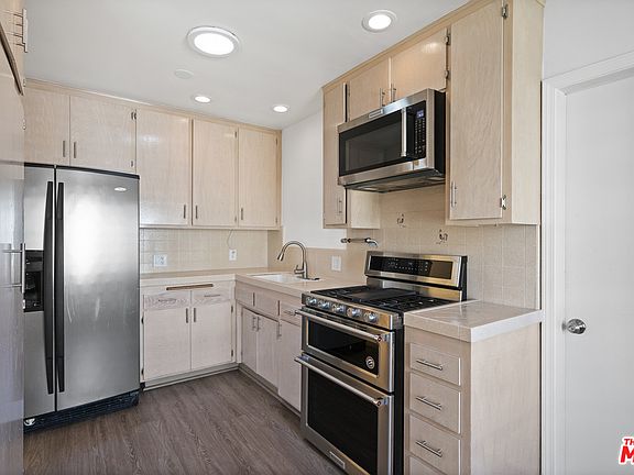 4th image of 6419 W 87th St