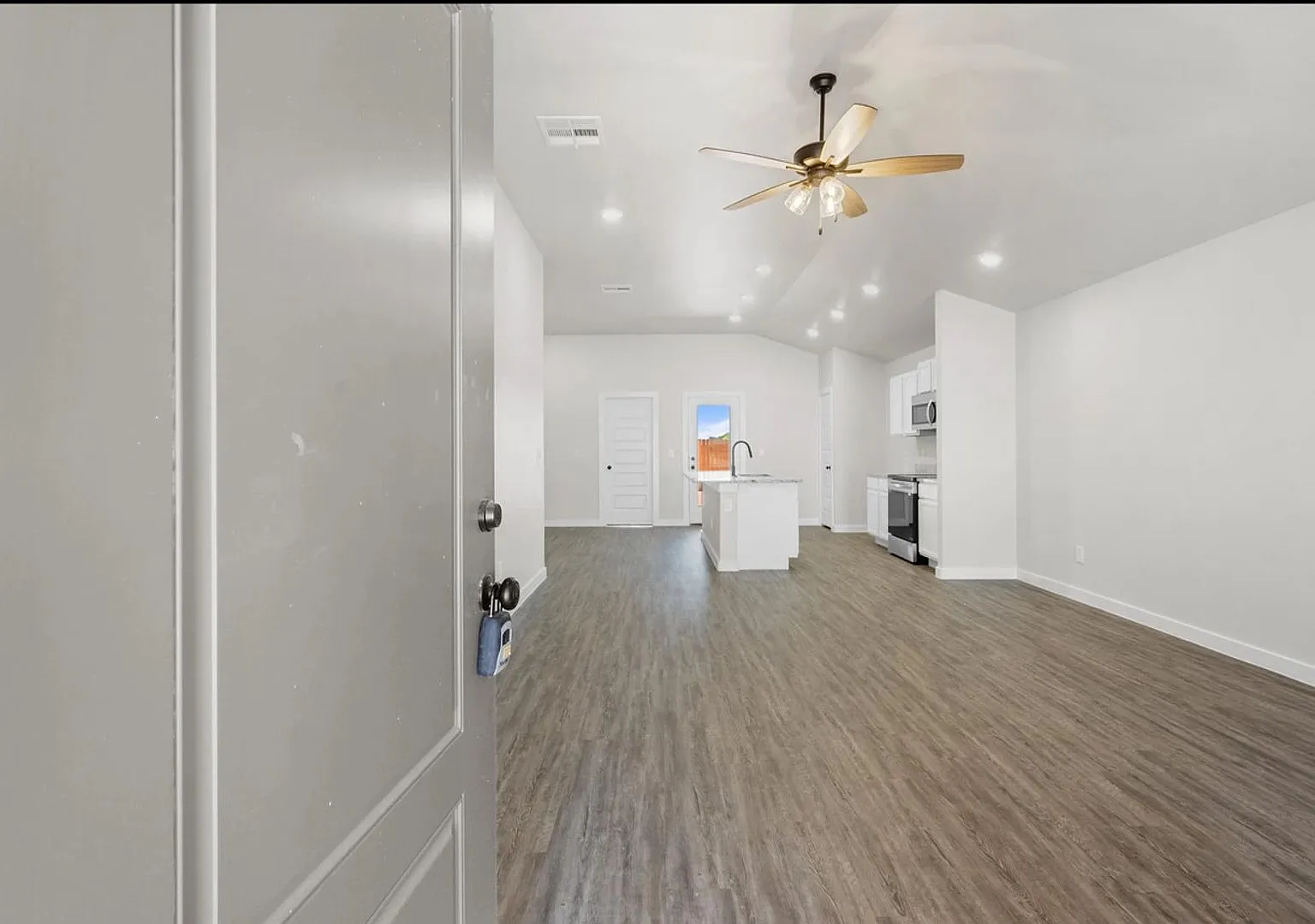 Full Appliance Package At $1799 A Month With A 15 Month Lease!! Modern Smart Home Living In Willo... — Photo 2