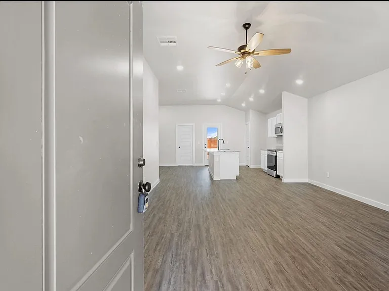 2123 Langford Ave — Photo 2