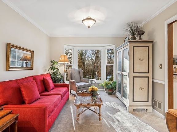 4th image of 107 W Witchwood Ln