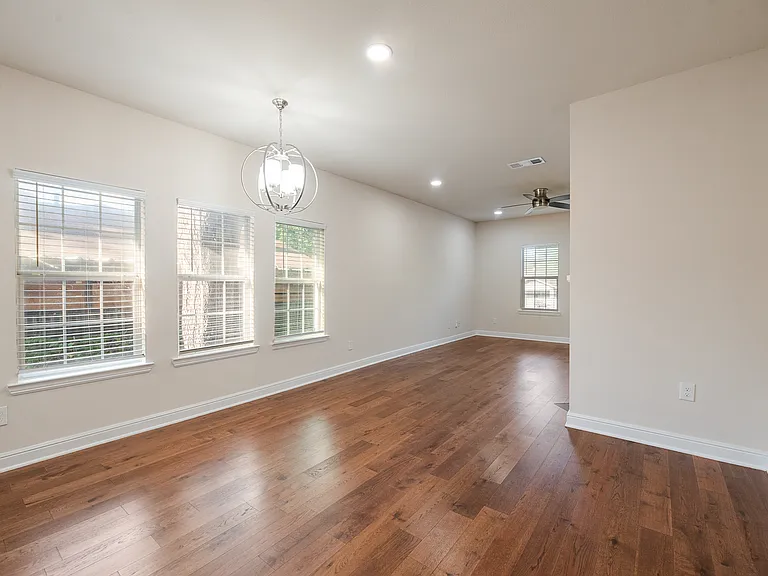 807 Hollywood Ave — Photo 17