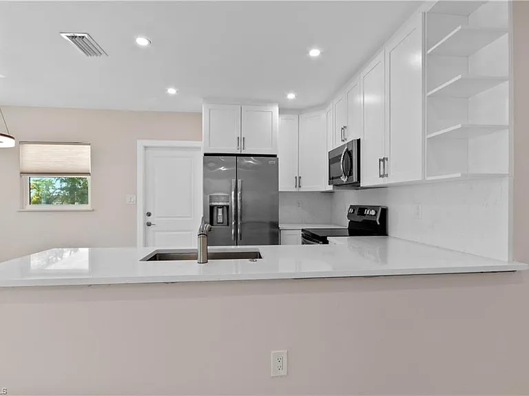 2685 Van Buren Ave — Photo 7