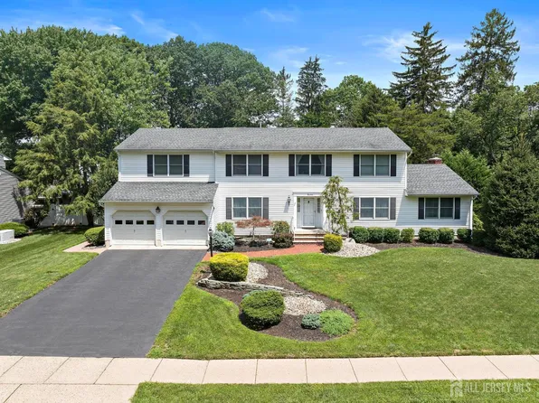 18 Mulberry Ln, Edison, NJ 08820