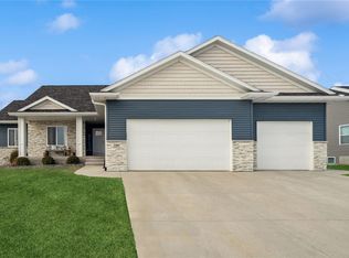 1389 Cardinal Dr, Fairfax, IA 52228