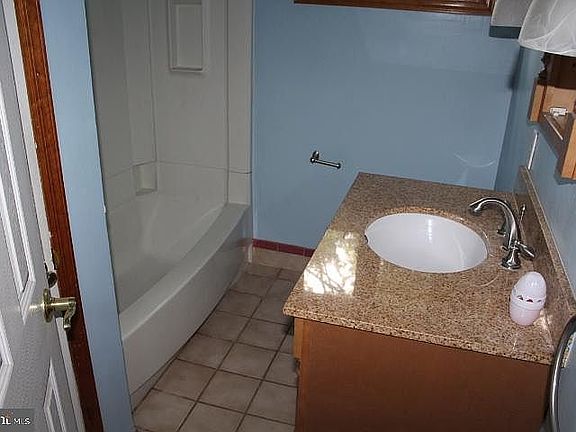 4th image of 118 Chapel Ave E