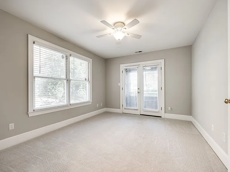 2220 Roswell Ave #B — Photo 17