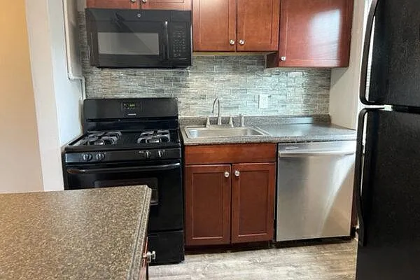 1009 Madison St #9 — Photo 3