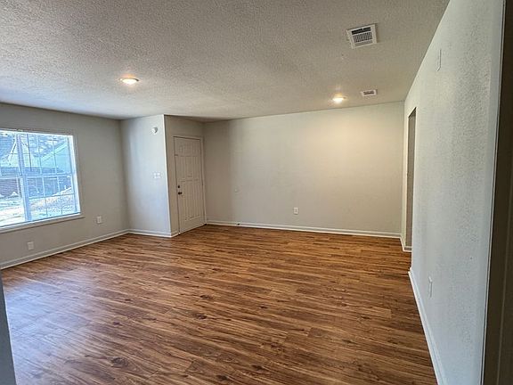 3rd image of 525 Plaza Ave
