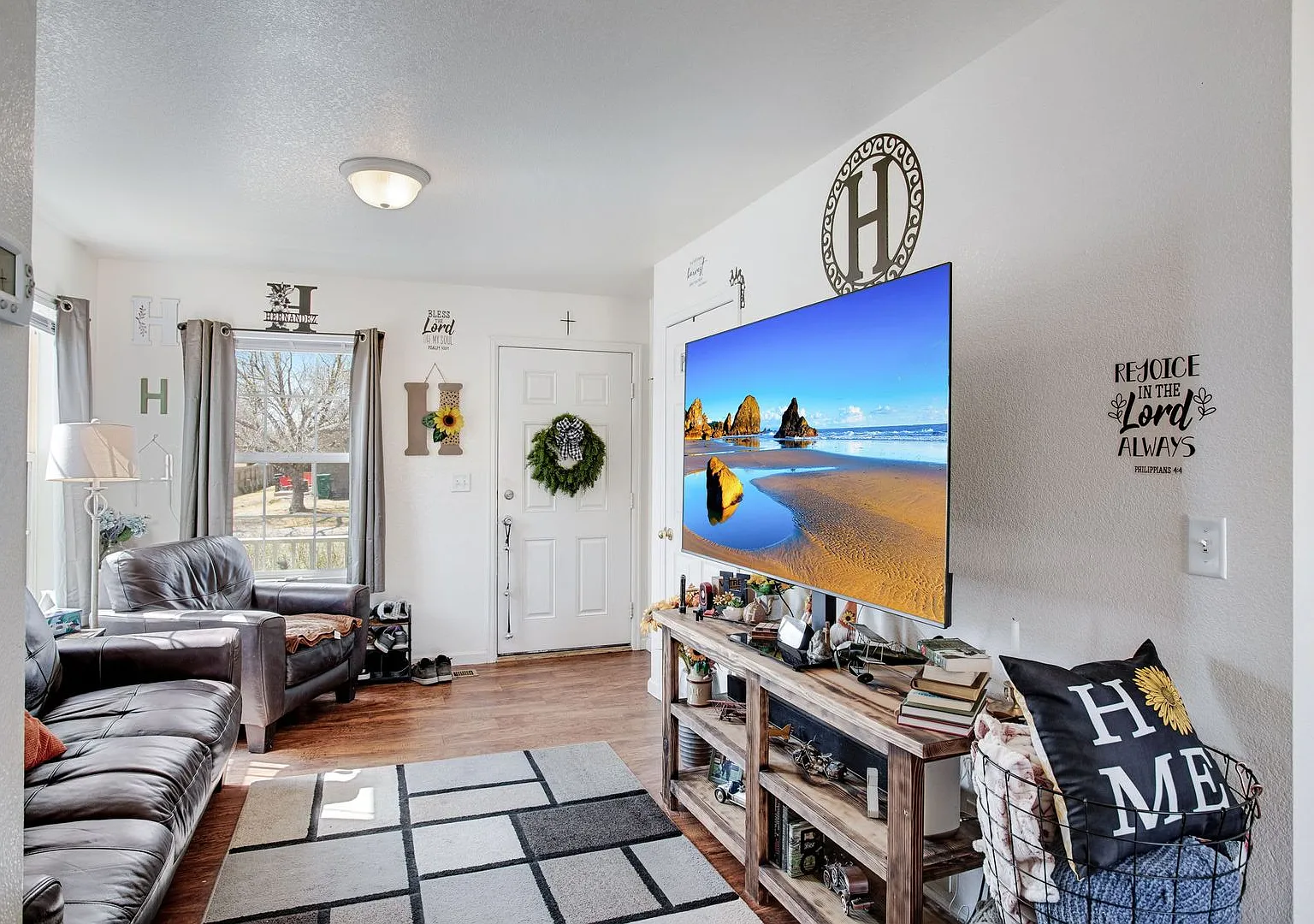 Look and Lease Special $200 off your first month's rent! Adorable 2 bedroom townhome with garage! — Photo 4