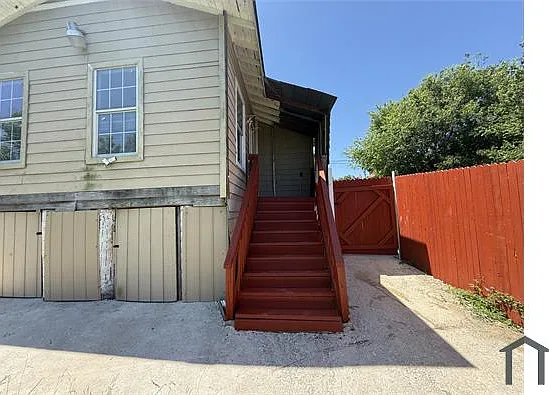 2729 E Commerce St — Photo 15