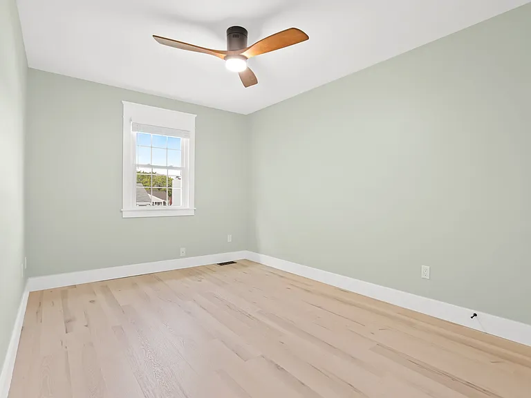 Upstairs bedroom 2.