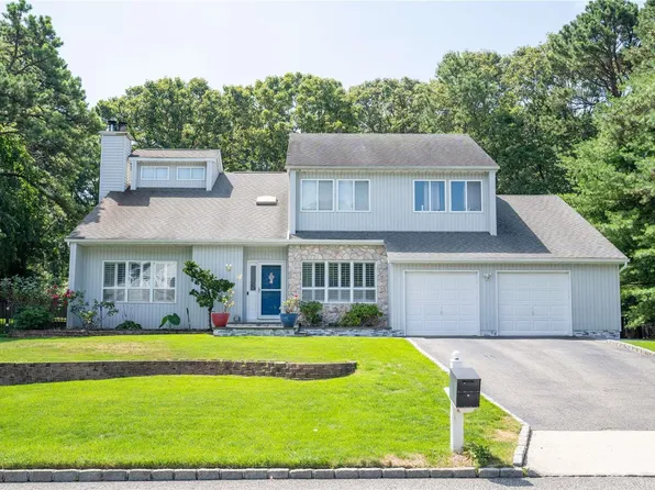 6 Diplomat Drive, Selden, NY 11784