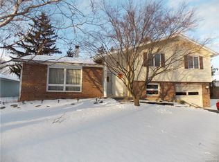8020 Hickory Ln, Niagara Falls, NY 14304