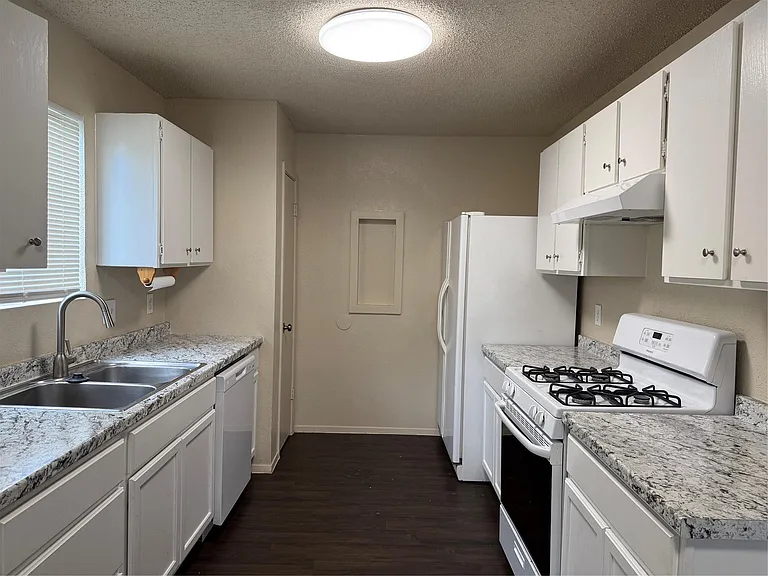2712 Cameron Loop — Photo 10