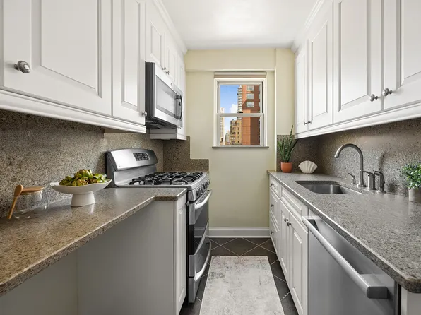 300 East 71st Street image 4 of 8