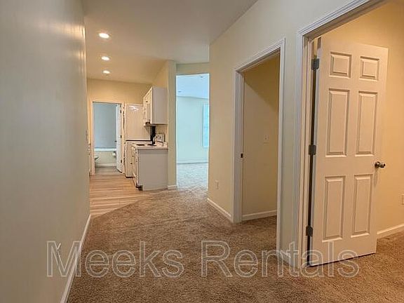 5th image of 1033 Smith St Unit 6