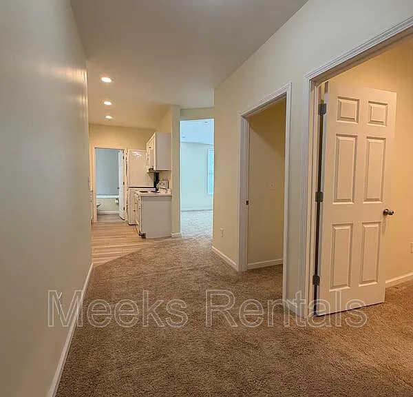 1033 Smith St #6 — Photo 5