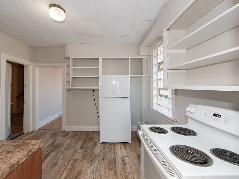 Beautifully updated Tudor style duplex. Upper unit. Large rooms. 2 balconies, private entry. Fenc... — Photo 19