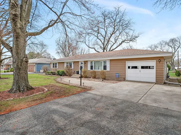 3695 School Dr, Morris, IL 60450