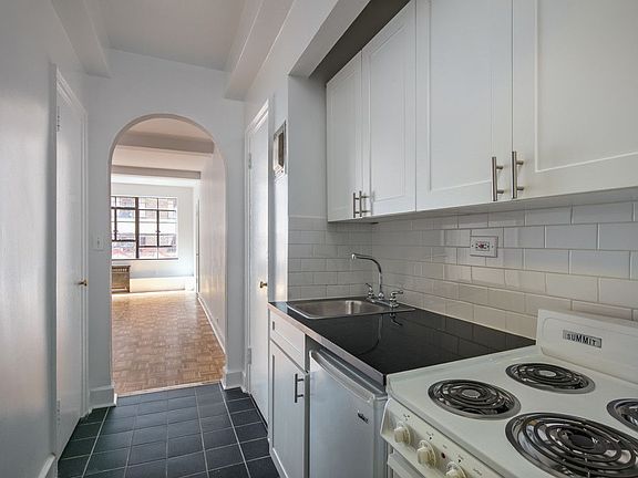 2nd image of 307 E 44th St APT O