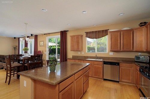 5th image of 611 Farrington Ln