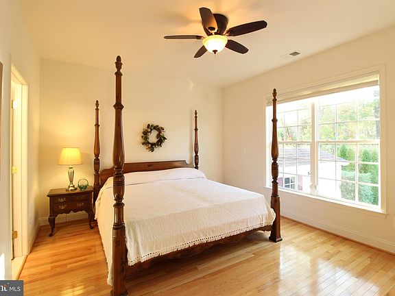 4th image of 548 Donner Way