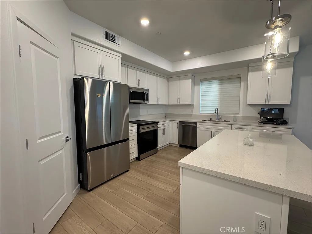 4 bed, 3.5 bath, 2303 sqft, $4,500 — Photo 4