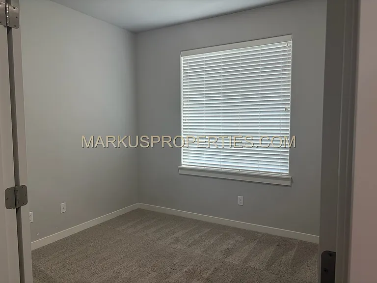 5231 SE Davis Rd — Photo 3