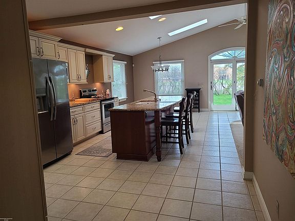 4th image of 38031 Townhall St