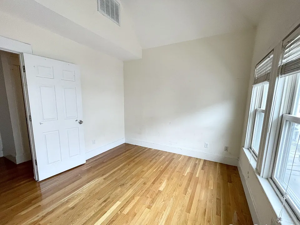15 Sunset St #3
