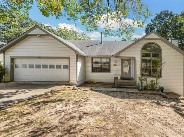 2320 N Briarwood Ln, Fayetteville, AR 72703